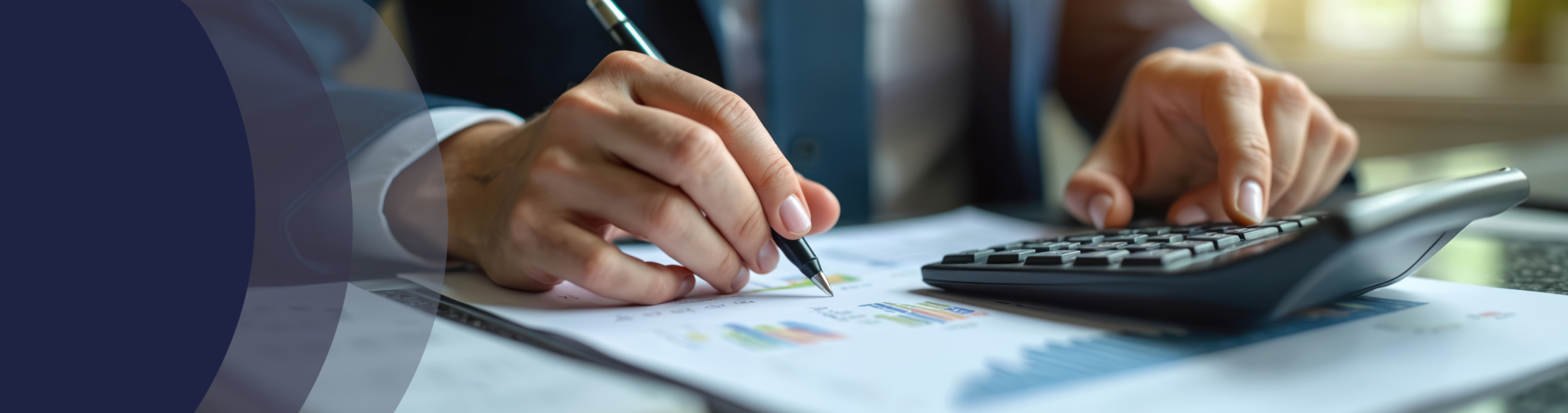 hands with a pen and calculator